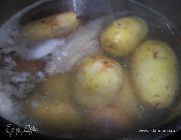Варим картофель,яйца,куринное филе