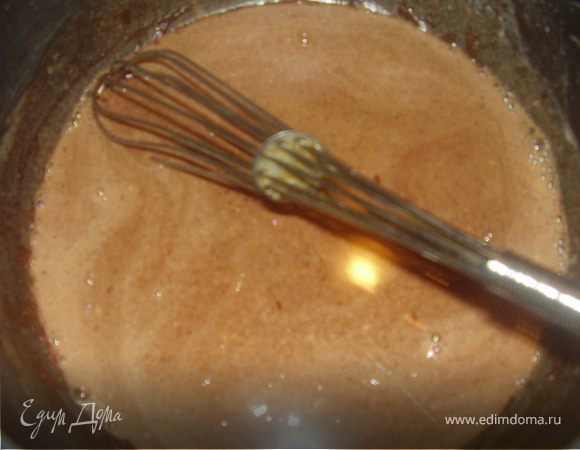 Нагреть духовку до 200 градусов.Разогреть в кастрюльке молоко.Разломать шоколад на кусочки и положить в молоко,чтоб растаяло,постоянно помешивая венчиком.