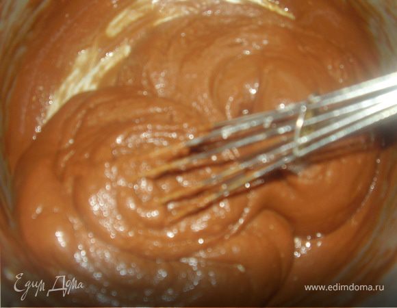 Сливочное масло растопить в другой кастрюлбке,всыпать постоянно помешивая муку,хорошо перемешать.Влить шоколадное молоко и еще раз хорошо перемешать.