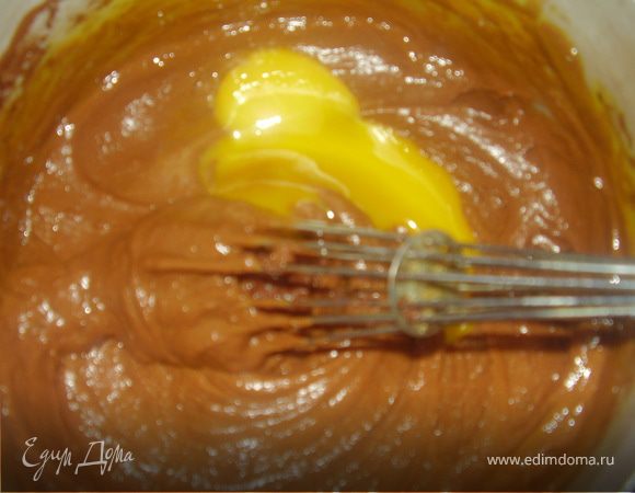 Помешивая добавлять желтки.
