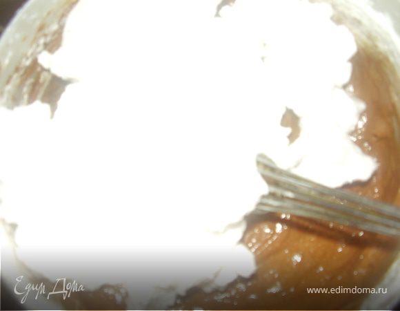 После этого постепенно,аккуратно  добавить взбитые белки,постоянно помешивая.