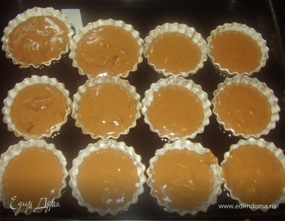 Выложить массу в формочки не до самого края,поставить их на глубокий противень и залить его водой так,чтобы вода доходила до середины формочки.
