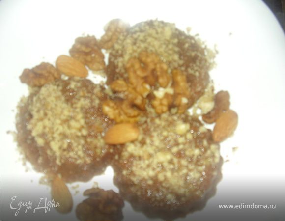 Достать суфле из формочек или подавать прямо в них,присыпать обильно измельченным грецким орехом.