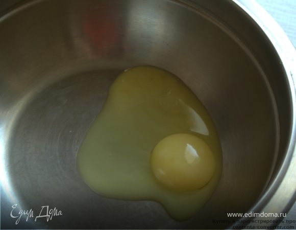 Желтки взбить в миске.  