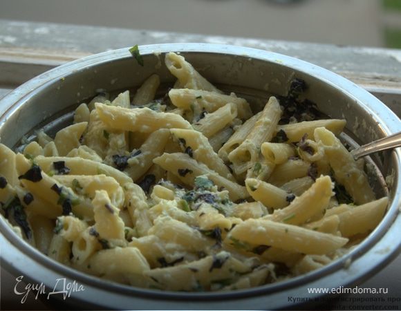 Слить макароны, оставив немного воды на случай, если соус будет густоват. Выложить в миску с соусом, перемешать. По надобности добавить воду из-под макарон.
Украсить листочками базилика.