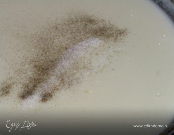 Добавить мускатный орех и соль.