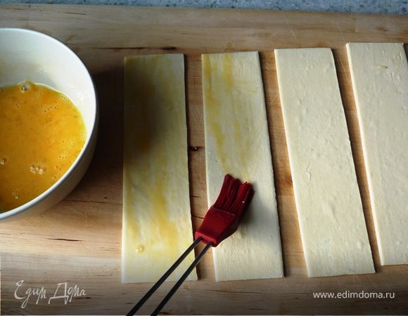 Смазываем яйцом, посыпаем ванильным сахаром (оставив немного для крема). 