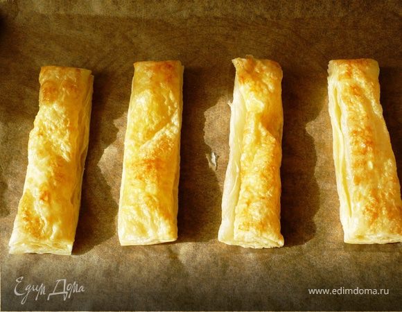 Запекаем в предварительно разогретой духовке до 200°C 8-10 мин до золотисто-коричневого цвета. Достаем, остужаем. Разрезаем по горизонтали
напополам.