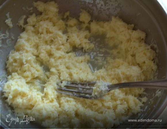 Натереть мелко пармезан, добавить в яичную смесь. Посолить. Все хорошо перемешать.