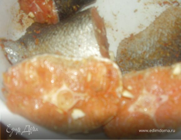 Берем чеснок и шпигуем ним хвосты.