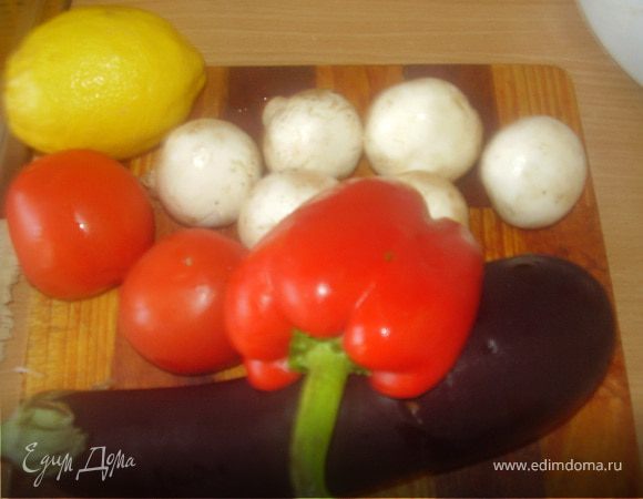 Моем овощи,грибы,чистим лук.