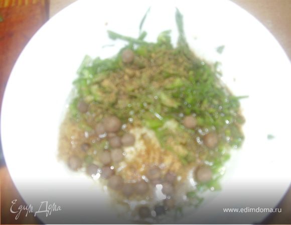 Смешиваем оливковое масло,давим на чеснокодавке чеснок,мелко нарезаем укроп,добавляем перец душистый горошком,бальзамический уксус,Все хорошо перемешиваем и доливаем 50 мл воды.(только теплой,чтоб все пустило хорошо свой аромат)