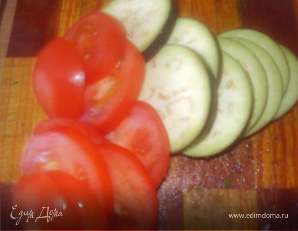 Нарезаем кружочками баклажан и помидор.