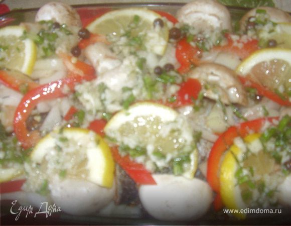 Сверху соломкой, нарезаный выкладываем перец паприка,лимон полукольцами .