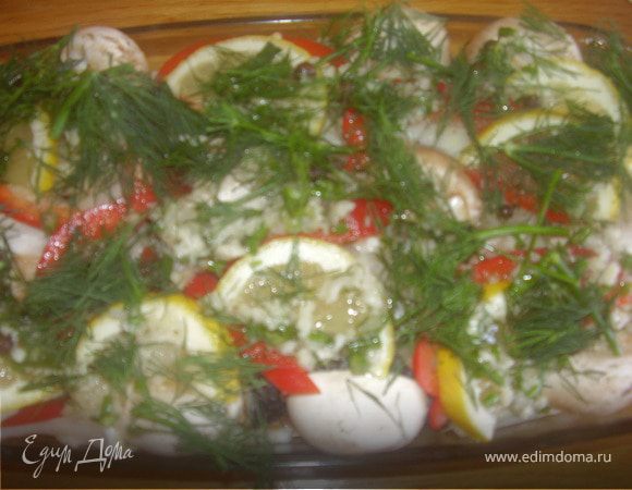 Укроп рвем руками и обильно кладем сверху на овощи.Поливаем оставшимся соусом,накрываем фольгой и на 40 минут ставим в разогретую предварительно до 230 градусов духовку.Фольгу не открывать до самого окончания приготовления.Все овощи пустят сок, рыба пропитается соком и пусть протушится в духовке под фольгой,тогда она будет особенно ароматной и нежной.