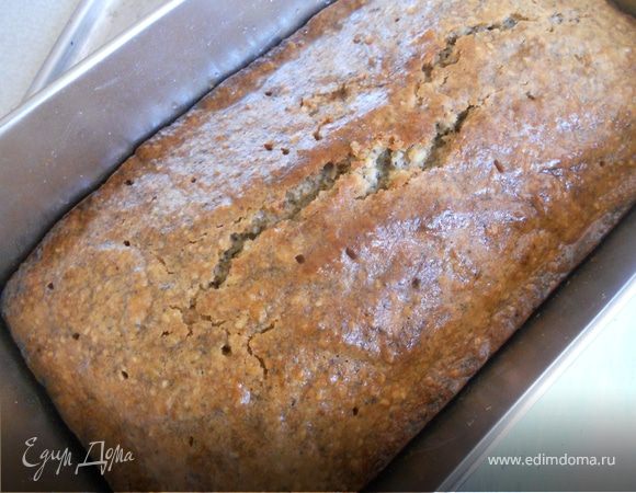 Для сиропа соединить сахар и лимонный сок, поставить на огонь и варить, помешивая, до полного растворения сахара. Теплый пирог проколоть деревянной палочкой (у меня проколов 10), обильно полить сиропом. Вот так он у меня смотрелся после пропитки:)