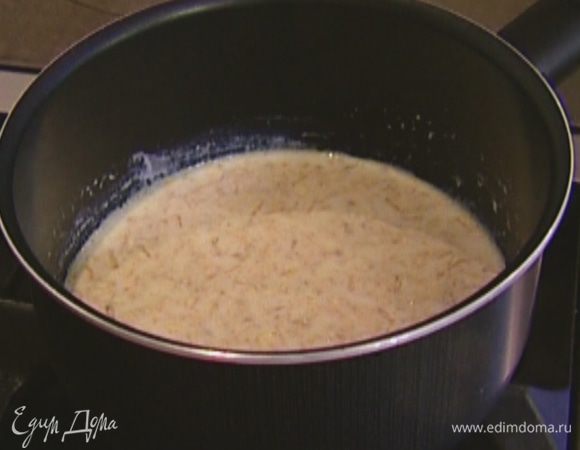 Молоко влить в небольшую кастрюлю и довести до кипения. Всыпать геркулес и варить 2-3 минуты на медленном огне. Снять кашу с огня, посолить, перемешать, накрыть крышкой и оставить на некоторое время, чтобы хлопья стали пышными.