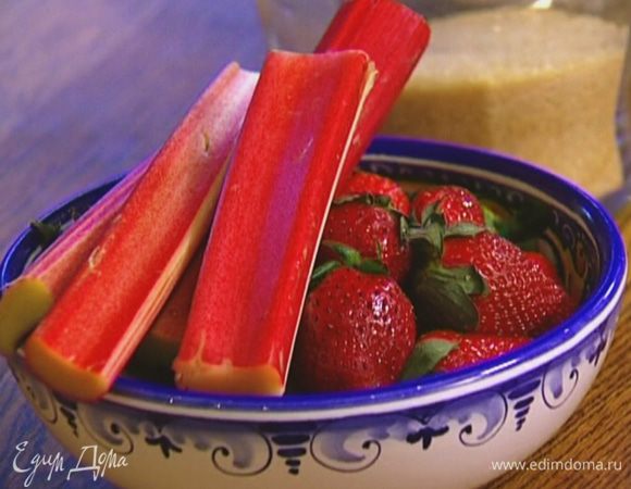 Ревень почистить и порезать небольшими кусочками.