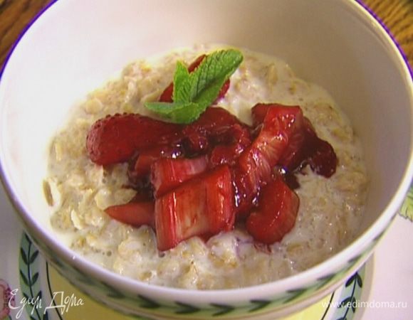 Выложить геркулес в пиалу, полить клубнично-ревеневым соусом, украсить листьями мяты.