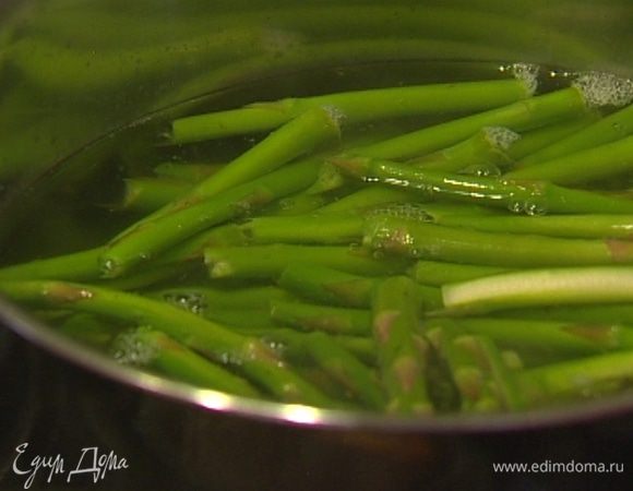 Опустить нарезанную спаржу в кипящую воду; через 30 секунд вынуть и поместить на несколько минут в миску со льдом, чтобы она сохранила свой цвет, а затем переложить в другую посуду.
