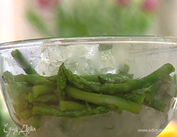 Оставшуюся спаржу поломать и опустить в кипящую воду. Через 7 минут воду слить и сохранить, а спаржу отправить в миску со льдом.