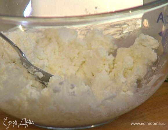 Соединить фету с творогом, размять вилкой, добавить желток, муку, посолить, поперчить и все перемешать.