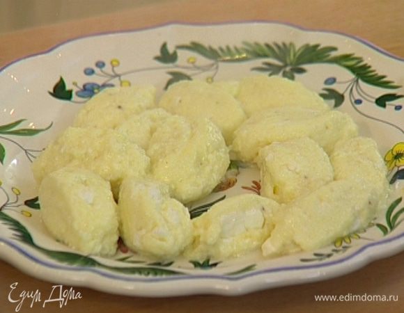 В небольшой кастрюле вскипятить воду, влить оливковое масло, посолить. Двумя чайными ложками формировать клецки, опускать в кипящую воду и варить до готовности.