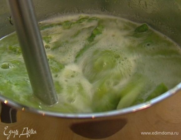 Куриный бульон налить в кастрюлю, добавить спаржу и все прогреть, затем погружным блендером взбить в пюре.