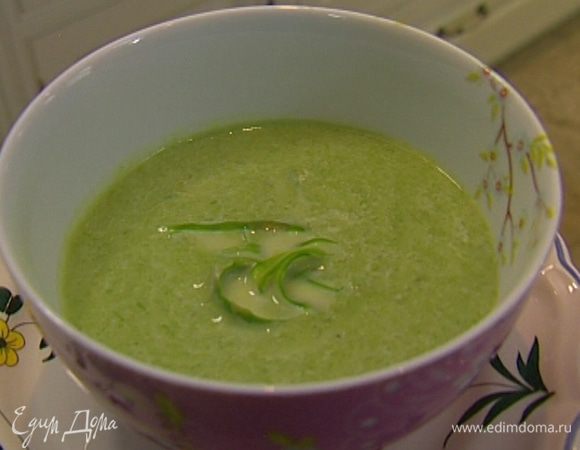 В каждую тарелку выложить клецки и украсить ленточками из спаржи.