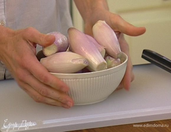 Лук-шалот почистить.
