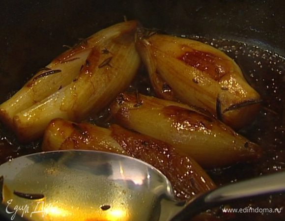 Когда шалот зазолотится, влить горячий бульон, накрыть крышкой и готовить, пока луковицы не станут мягкими.