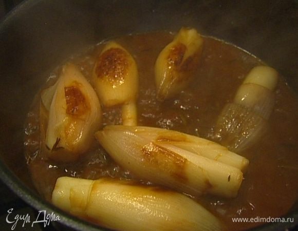 Снять крышку и уварить соус — он должен приобрести коричневый оттенок и загустеть. 