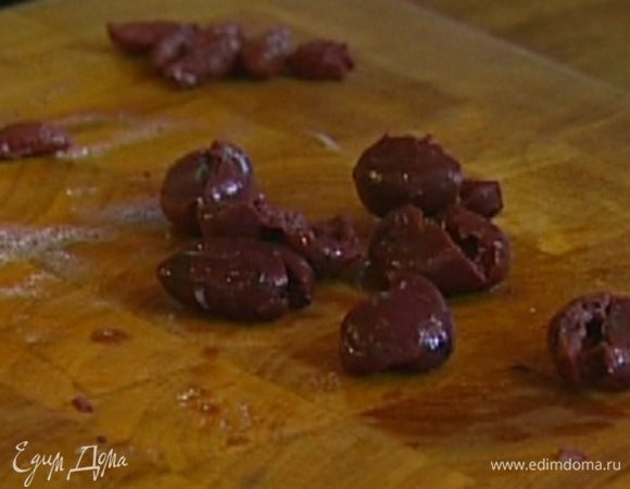 Оливки, удалив косточки, мелко порубить.