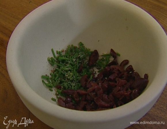 Приготовить начинку: соединить оливки с оставшимися листьями тимьяна и шнитт-луком, добавить по щепотке соли и перца, влить оливковое масло, все перемешать. 