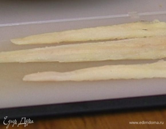 Филе камбалы порезать длинными полосками. 