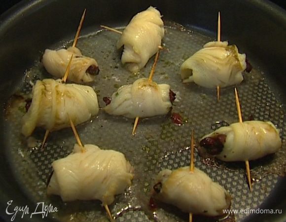 Уложить рулетики в форму для запекания, полить белым вином и отправить в разогретую духовку на 7–8 минут. Подавать рыбные рулетики с карамелизированным шалотом. 
