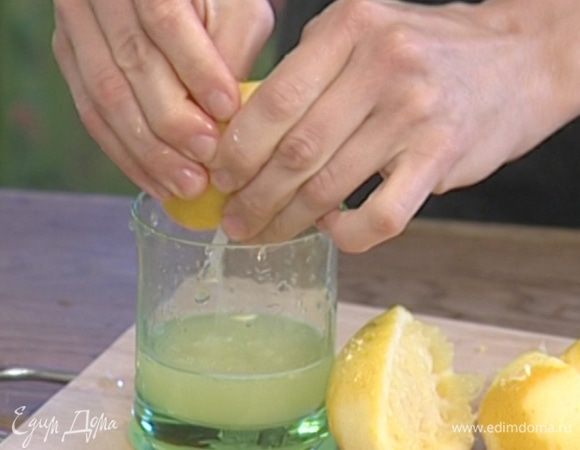 Цедру лимонов натереть на мелкой терке, выжать из них сок.