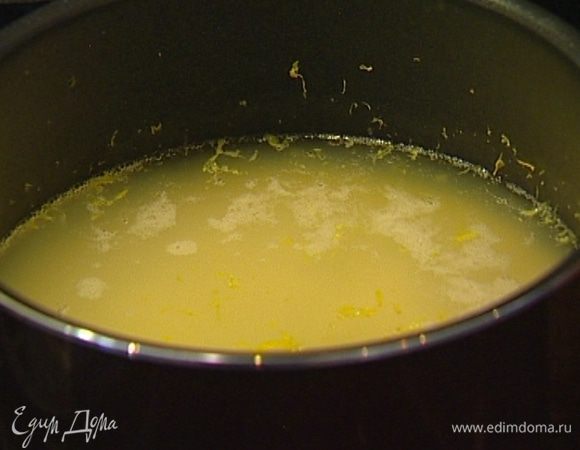 Рис всыпать в небольшую кастрюлю (которую можно ставить в духовку), влить 600 мл горячей воды, добавить 2 ст. ложки сахара, 2/3 натертой лимонной цедры, поставить на огонь. Как только вода закипит, влить ванильный экстракт (не перемешивать!) и поставить кастрюлю в разогретую духовку, чтобы рис там дошел.  