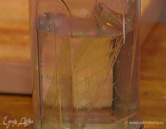 Оставшиеся 3 пластинки желатина замочить в 200 мл холодной воды.  