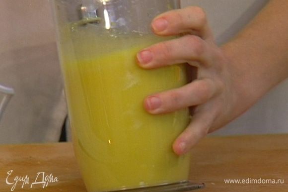 Приготовить крем: соединить яйцо, желтки, 5 ст. ложек сахара и взбивать миксером, пока масса не посветлеет.