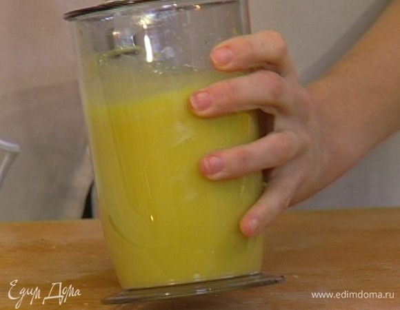 Приготовить крем: соединить яйцо, желтки, 5 ст. ложек сахара и взбивать миксером, пока масса не посветлеет.  