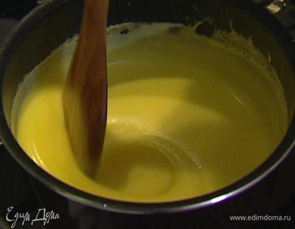 Сливочное масло растопить, уменьшить огонь до минимума и, непрерывно помешивая деревянной ложкой, тонкой струйкой влить взбитые желтки с лимонным соком. Уваривать крем минут пять, пока он не загустеет, немного остудить и поставить в холодильник на 30–40 минут. 