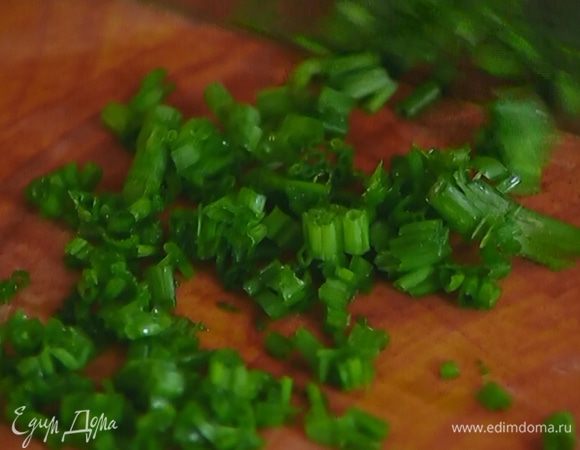 Шнитт-лук мелко порубить или нарезать ножницами. Растереть шнитт-лук в ступке со щепоткой соли и перца.