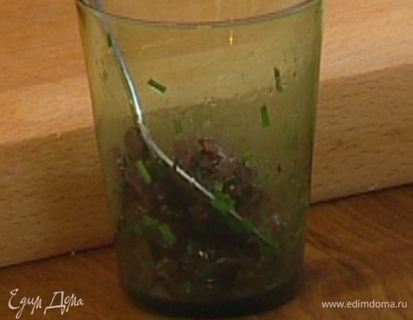 Соединить получившуюся смесь с оливками и оставить на некоторое время. 