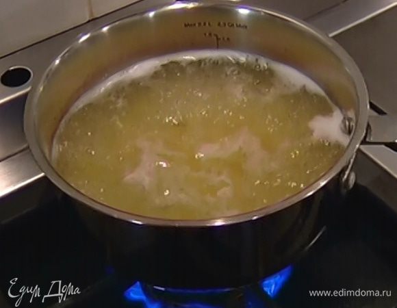 Отварить макароны в подсоленной воде, затем воду слить и сохранить. 