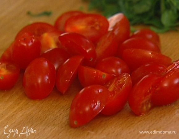 Помидоры черри разрезать пополам. 
