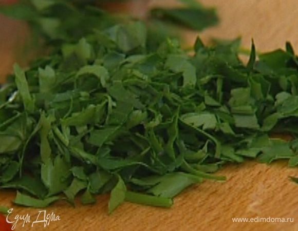Петрушку мелко порубить.