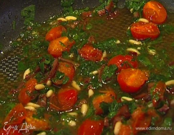 Выключить огонь, добавить рубленую петрушку, перемешать. Влить белое вино, посолить, поперчить.