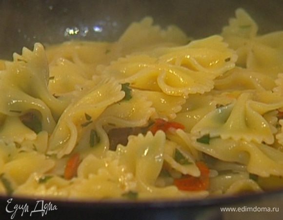 Выложить в сковороду макароны, перемешать, если нужно ― влить немного воды, в которой они варились. 