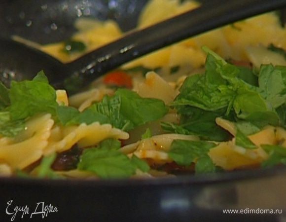 Посыпать измельченным руками базиликом и сразу подавать. 